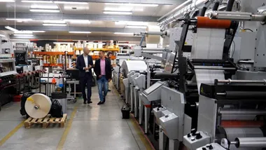 <p>Lukasz Chruslinski med Dominik Glowacki, delägare i MD Labels vid den andra installationen från mark Andy.</p>
