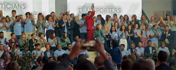 <p>Stanley/Stellas grundare Jean Chabert i mitten med röd kostym.</p>
