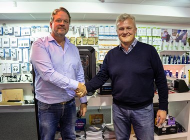 <p>Daniel Petterson och Magnus Lundgren skakar hand på affären.</p>
