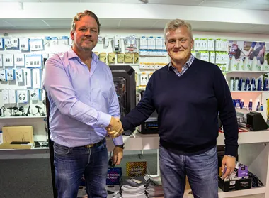 <p>Daniel Petterson och Magnus Lundgren skakar hand på affären.</p>
