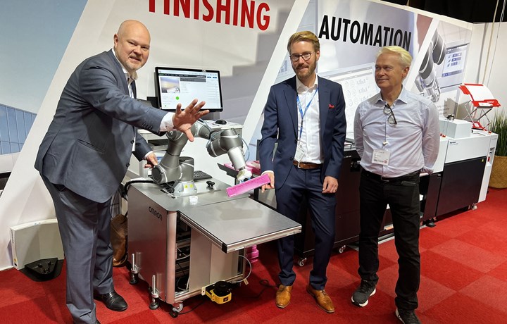 <p>Den gula sensorn känner av om en människa är i närheten och anpassar hastigheten på armen. Adam Wallsten och Johan Åkerman berättar om robotarmarna och hur de kan användas i grafisk produktion. Tillsammans med Paul Jakobson på Horizon.</p>
