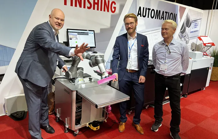 <p>Den gula sensorn känner av om en människa är i närheten och anpassar hastigheten på armen. Adam Wallsten och Johan Åkerman berättar om robotarmarna och hur de kan användas i grafisk produktion. Tillsammans med Paul Jakobson på Horizon.</p>
