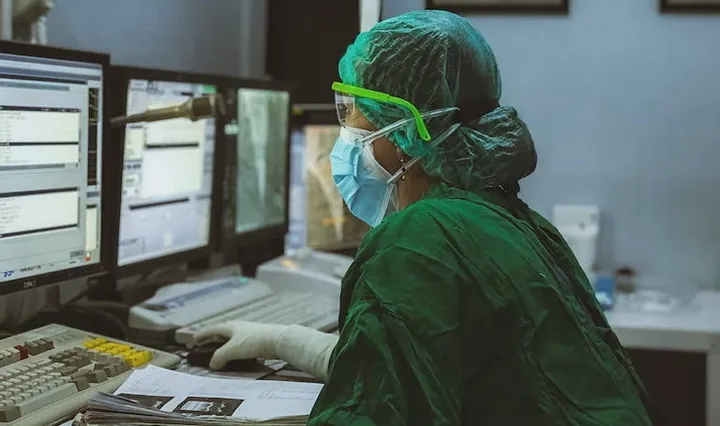 <p>Kalmar kommun och deras leverantör av arbetskläder söker med ljus och lykta efter kläder till hemtjänstpersonalen.</p>
