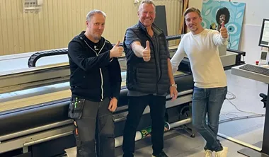 <p>Sundsvall Profildekor har gjort flera investeringar på sistone, där den senaste är en planprinter från Swissqprint.</p>
<p>På bilden syns: Printoperatören Jesper Lundin, Lars Bomgren, Nize equipment, Anton Sjöberg, försäljning och projektledning hos Profildekor.</p>
