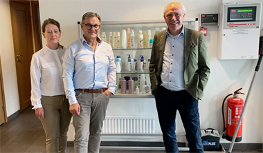 <p>Birgitte och Per Malmberg tidigare ägare tillsammans med representant från Midaq.</p>
