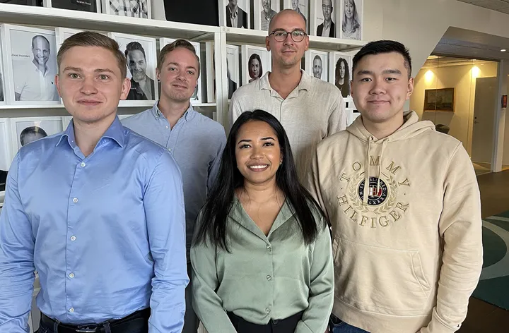 <p>Erik Ringblom, Christian Torp, Saima Akhter, Nikita Heinonen och Jian Zhang har hoppat på 21grams traineeprogram under hösten.</p>

