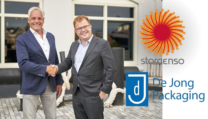 <p>Henk de Jong, ägare till De Jong Packaging tar i hand med David Ekberg, EVP Packaging Solutions division på Stora Enso.</p>
