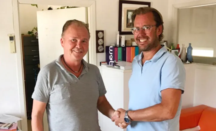 <p>Ari Laukkanen (Alatryck) och Erik Strömberg (Kontorsrutin) gör upp affären mellan bolagen.</p>
