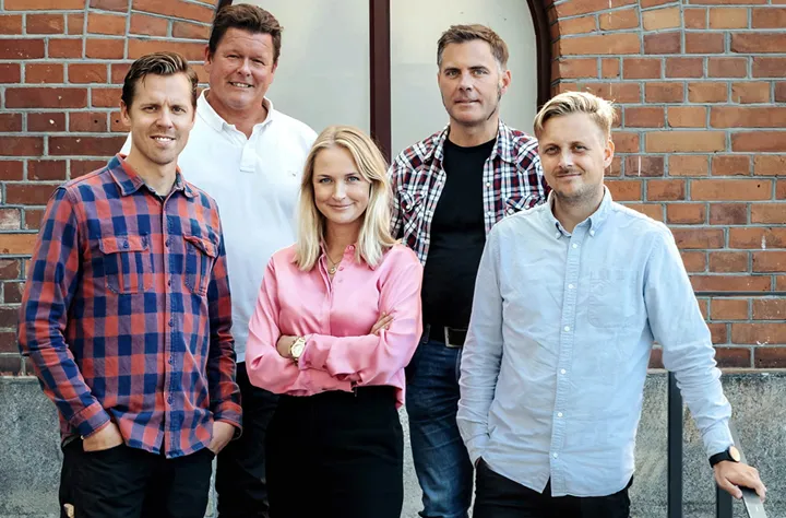 <p>Emelie Lundgren i mitten tillsammans med delägare i satsande grafiskt Umeåföretag.</p>
