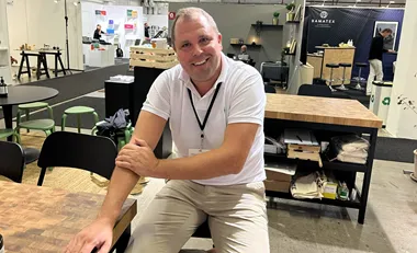 <p>Johan Jüngling på Adelante hinner ta en snabb bild innan nästa demotur drar igång.</p>
