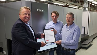<p>Håkan Ahlberg Canon, Henrik Sandén och Tore Löfvendahl på Sandéns Security Printing framför Canon ColorStream 8160.</p>
