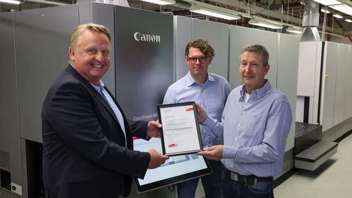 <p>Håkan Ahlberg Canon, Henrik Sandén och Tore Löfvendahl på Sandéns Security Printing framför Canon ColorStream 8160.</p>
