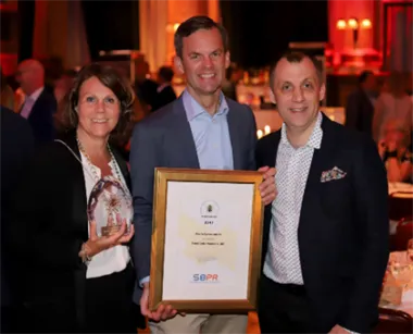 <p>Erica Persson tillsammans med Jonas Cedås och Roberto Anselmo när de utsågs till årets leverantör 2018.</p>
