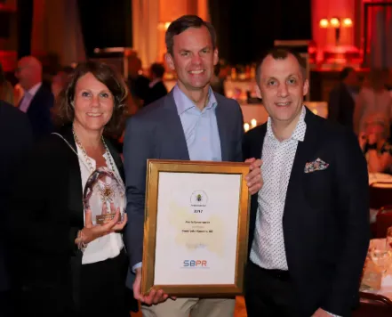 <p>Erica Persson tillsammans med Jonas Cedås och Roberto Anselmo när de utsågs till årets leverantör 2018.</p>
