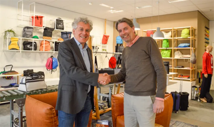 <p>Rob Looye till vänster tar över rodret efter Ton Löbker.</p>
