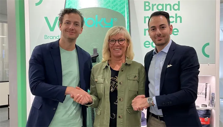 <p>Adam Zollner och Shayan Mollaei på Voky tar Eva-Lis i handen efter avslutad affär.</p>
