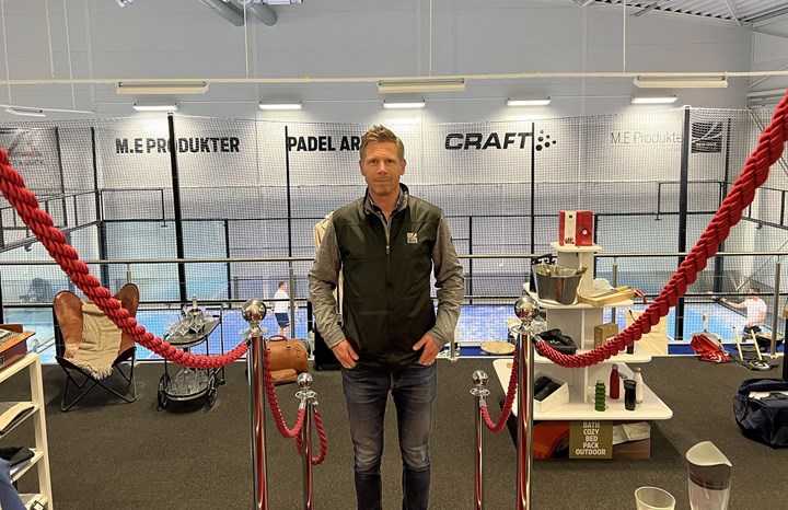 <p>Rickard Yrjälä vd på M.E Produkter står framför padelbanorna som finns i företagets nya kontorsfastigheter i södra Stockholm.</p>
