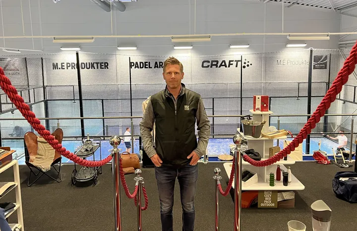 <p>Rickard Yrjälä vd på M.E Produkter står framför padelbanorna som finns i företagets nya kontorsfastigheter i södra Stockholm.</p>
