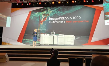 <p>Jennifer Koloczek, marknadschef på Canon, presenterade Imagepress V1000.</p>
