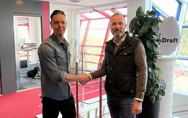 <p>Johan Holmstrand välkomnas till Scandraft av vd Anders Trillkott.</p>
