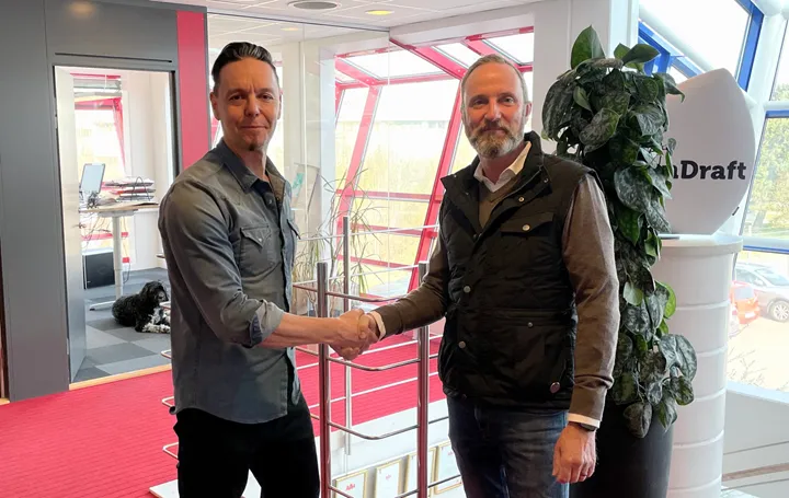 <p>Johan Holmstrand välkomnas till Scandraft av vd Anders Trillkott.</p>
