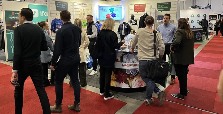 <p>Fullt ös i Master Designs monter.</p>
