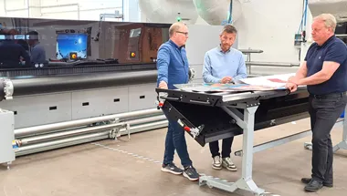 <p>Den nya printern är installerad hos Eskils i Borås. Från vänster produktionschef Magnus Pettersson, vd Henric Wiklund samt teknisk chef Lars-Inge Brännmar.</p>
