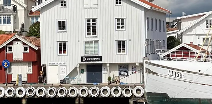 <p>Grundsunds östra kaj där en av Didriksons sommarbutiker återfinns.</p>
