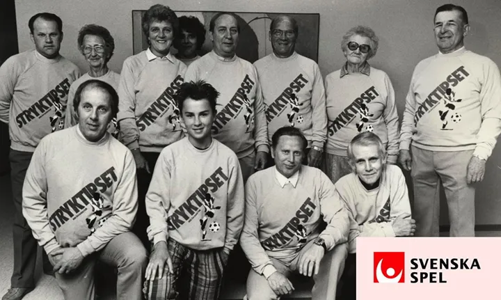 <p>Historisk bild ur Svenska Spels bildarkiv, ett gäng ståtliga damer och herrar iklädda profiltröjor som det står Stryktipset på.</p>
