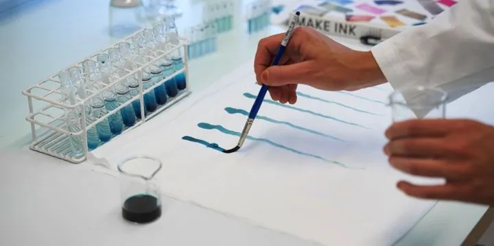 <p>Kan alger vara lösningen på hållbar textilinfärgning? Flera stora aktörer ska nu  försöka ta den här svenska innovationen till nästa nivå.</p>
