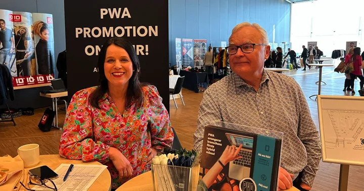 <p>Maria Olsson och Roger Nilsson hälsar besökarna välkomna  på PWA-tourens första stopp, Stockholm. </p>
