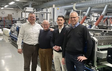 <p>Framför en Gallus Labelmaster står Patrik Jenemark, vd Nordvalls Etikett. Ferdinand Rüesch, Heidelberger Druckmaschinen. Lion Schneider, Gallus samt Rickard Rafstedt, Account Manager Heidelberg Sverige.</p>
