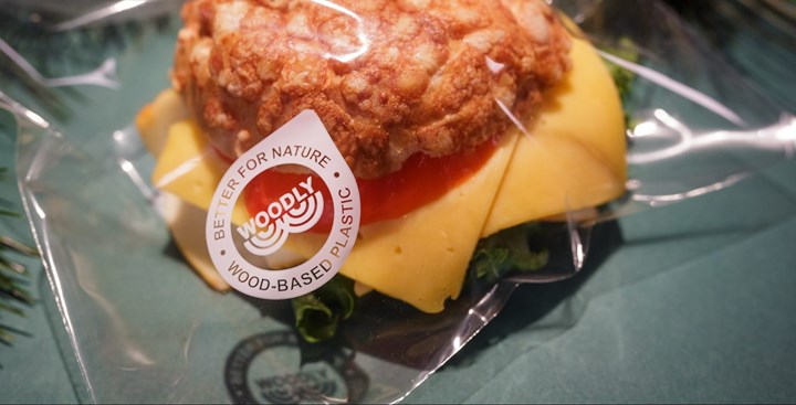 <p>Den här plastpåsen är gjord av trä.</p>
