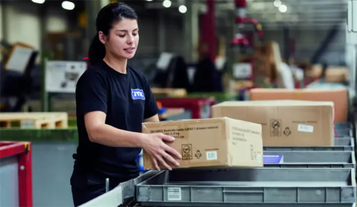 <p>Jysk och Blåkläder utökar sitt samarbete och Jysks lagermedarbetare runt om i Europa kommer nu samtliga bära Blåkläder.</p>
