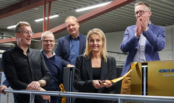 <p>Annelill Ahnvik inviger pressen tillsammans med kollegor och pressleverantören Heidelberg.</p>
