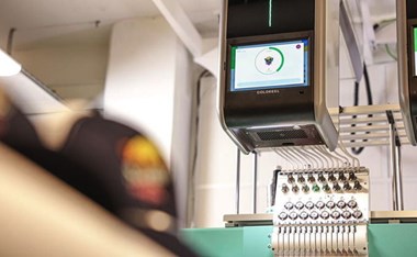 <p>Coloreel står på kanten av något stort.</p>
