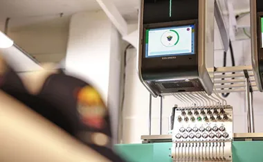 <p>Coloreel står på kanten av något stort.</p>
