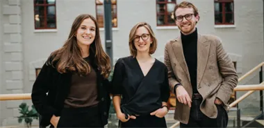 <p>Till vänster står Johanna Nissén Karlsson, vd och medgrundare för Vividye vars teknik ska göra textiltryck cirkulära.</p>
