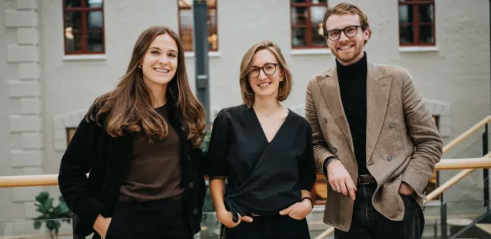 <p>Till vänster står Johanna Nissén Karlsson, vd och medgrundare för Vividye vars teknik ska göra textiltryck cirkulära.</p>
