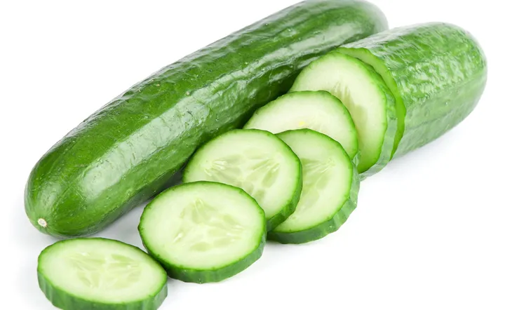 <p>En gurka utan plast håller ett par dagar – med plast ökar livslängden till flera veckor, enligt forskare.</p>
