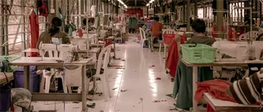 <p>H&M och bankerna som är storägare i bolaget i blåsväder efter att man sänkt sömmerskornas löner när man lovat att höja dem.</p>
