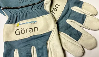 <p>Postemballage trycker på allt fler specialprodukter – här handskar med namn på i kölvattnet av pandemin.</p>
