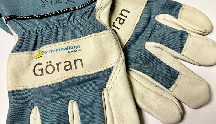 <p>Postemballage trycker på allt fler specialprodukter – här handskar med namn på i kölvattnet av pandemin.</p>
