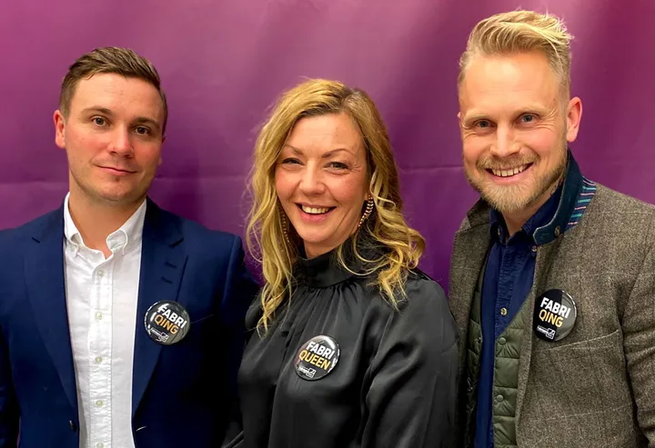 <p>På bilden syns Sebastian Weidenhag, Jenny Thermell och Cristoffer Nyhlén Sohl. Tillsammans äger och driver de Fabriqen som är en sammanslagning av Arena Reklam och Simplify Solutions.</p>
