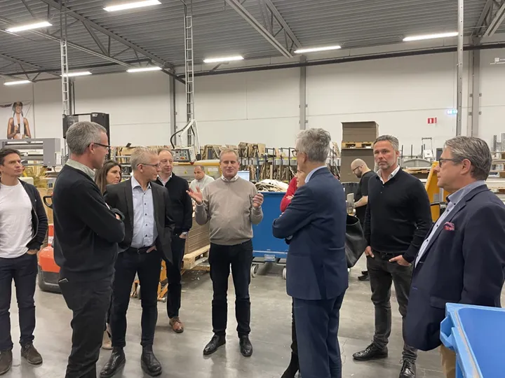 <p>Magnus Iversén på Göteborgstryckeriet Box & Display guidar Etikettgruppens medlemmar i sin fabrik.</p>
