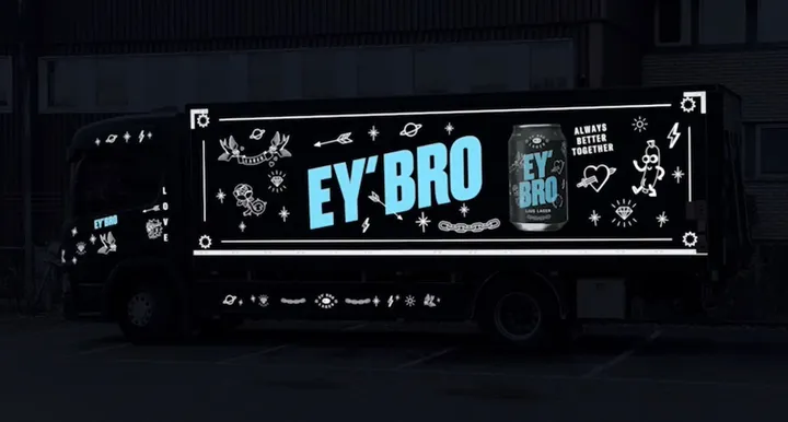 <p>Lastbilen lyser i innerstadens mörker.</p>
