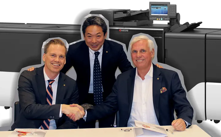 <p>Johan Fensby (Country Manager, Kyocera Nordic) , Jan-Olof Jungersten (vd Visutech sitter framför Takuya Marubayashi som är ansvarig för Kyocera i Europa.</p>
