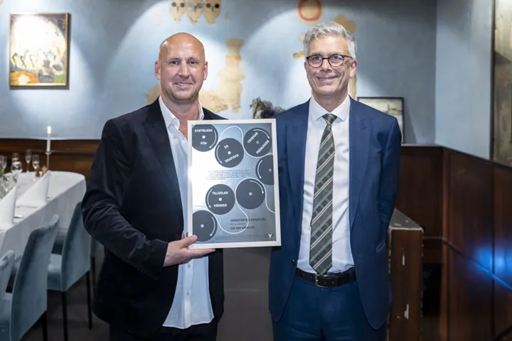 <p>Vinnare av 2021-års branschpris är Christoffer Bergfors på Max Burgers. Ravindra Parasnis, vd för Grafiska Företagen delar ut priset.</p>
