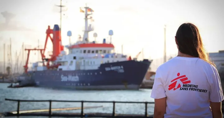 <p>I en ny kampanj tar Läkare utan gränser fasta på sin t-shirt, som är ett av deras viktigaste arbetsredskap.</p>
