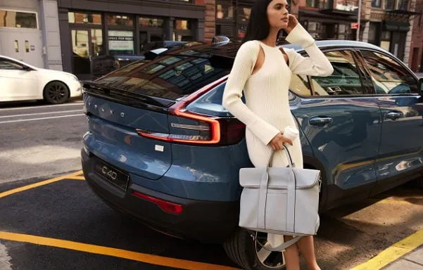 <p>Volvos nya väska gjord av ”framtidens material” kommer bland annat ges bort som presentreklam.</p>
